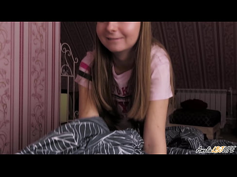 ❤️ Blondie BFF-ya xwe bi kûr dimije û di devê xwe de diqelişe Vîdyoyê seksî li ku.befuck-net.ru ﹏