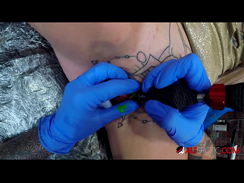 ❤️ Keçika pir tattookirî Sully Savage tattooek li ser klîtorê xwe kir. Vîdyoyê seksî li ku.befuck-net.ru ﹏